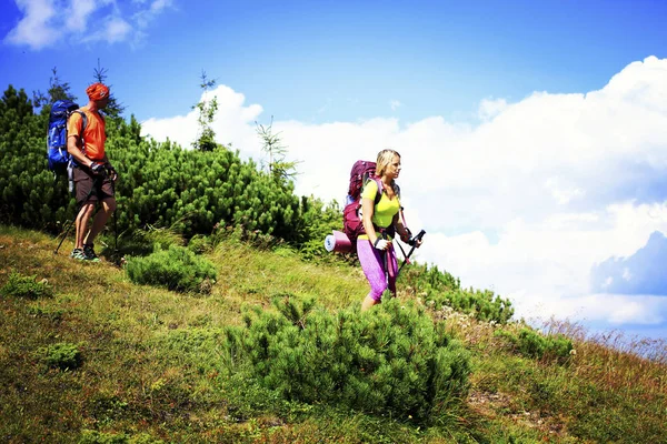 Uomo turista a piedi per le montagne con uno zaino . — Foto Stock