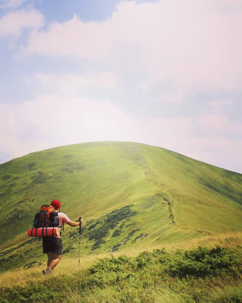 Hombre turista caminando por las montañas con una mochila . —  Fotos de Stock