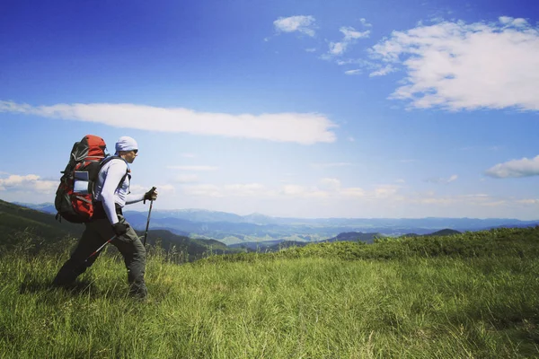 Чоловік турист ходить горами з рюкзаком . — стокове фото