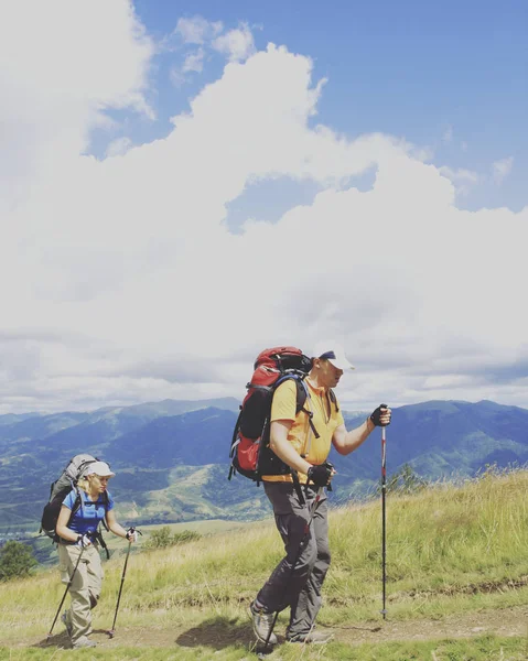 Uomo turista a piedi per le montagne con uno zaino . — Foto Stock