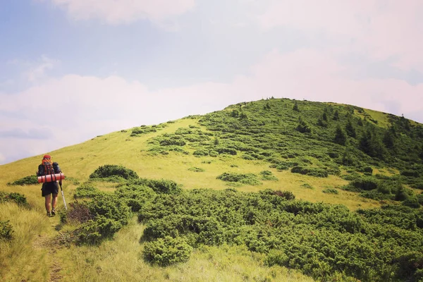 Man tourist walking the mountains with a backpack. — Stock Photo, Image