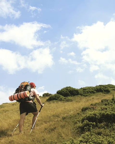 Homme touriste marchant dans les montagnes avec un sac à dos . — Photo