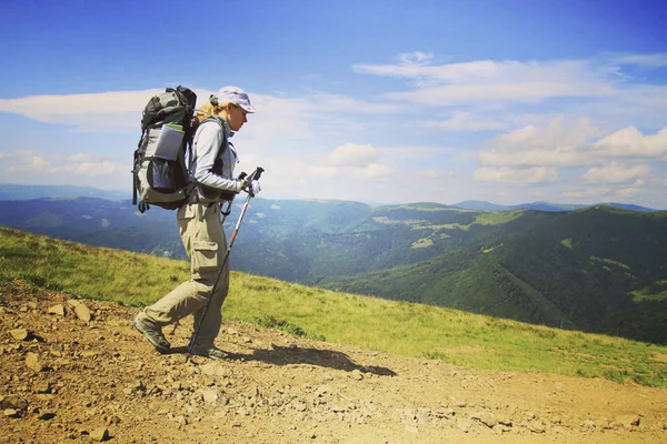 Man tourist walking the mountains with a backpack. — Stock Photo, Image