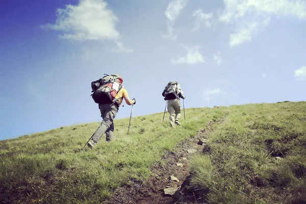 バックパックが付いている山を歩く人観光客. — ストック写真