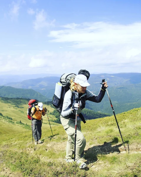 Man toeristische wandelen van de bergen met een rugzak. — Stockfoto