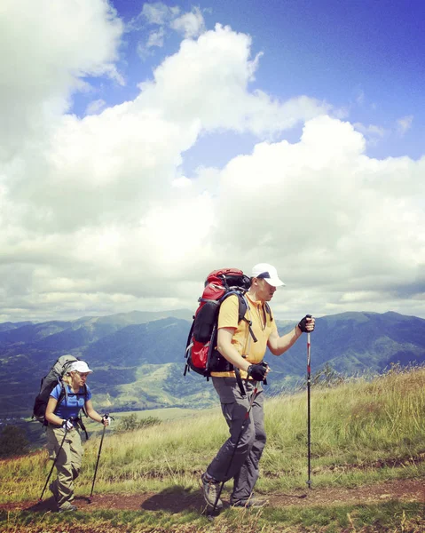 Чоловік турист ходить горами з рюкзаком . — стокове фото