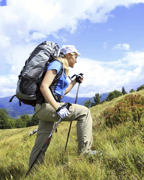 Człowiek turystyczne zwiedzanie górach z plecakiem. — Zdjęcie stockowe
