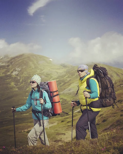 Uomo turista a piedi per le montagne con uno zaino . — Foto Stock