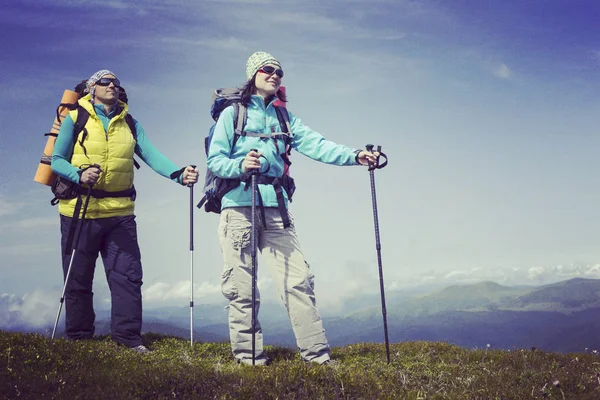 Man tourist walking the mountains with a backpack. — Stock Photo, Image