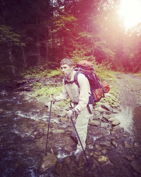 Człowiek turystyczne zwiedzanie górach z plecakiem. — Zdjęcie stockowe