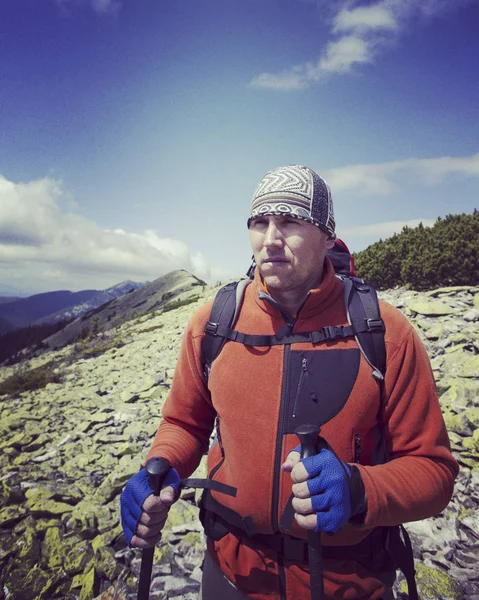 Man toeristische wandelen van de bergen met een rugzak. — Stockfoto