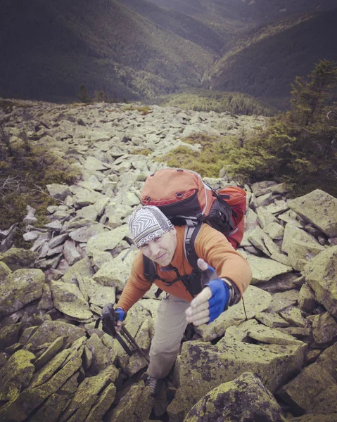 Man turist gå bergen med en ryggsäck. — Stockfoto