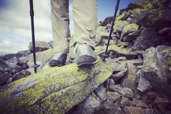 Uomo turista a piedi per le montagne con uno zaino . — Foto Stock