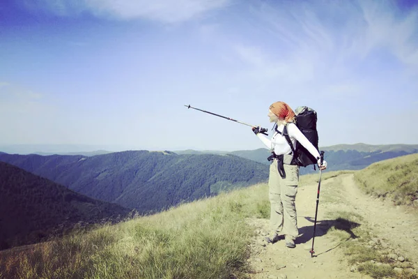 バックパックが付いている山を歩く人観光客. — ストック写真