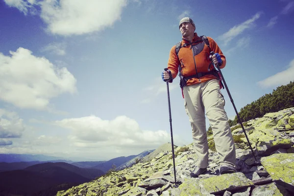 Man turist gå bergen med en ryggsäck. — Stockfoto