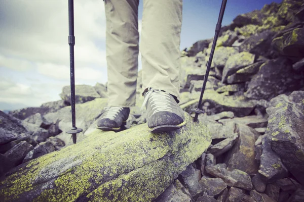 Uomo turista a piedi per le montagne con uno zaino . — Foto Stock