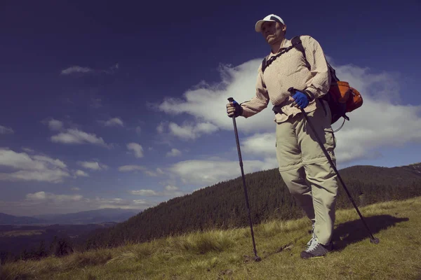 Man tourist walking the mountains with a backpack. — Stock Photo, Image