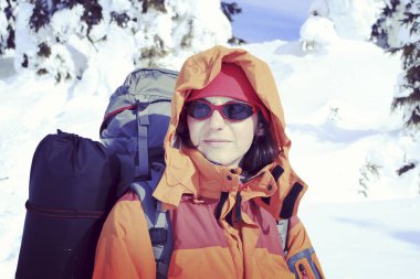 Dağlarda kış yürüyüşü.