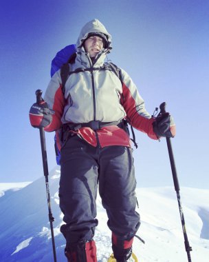 Dağlarda kış yürüyüşü.