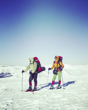 Dağlarda kış yürüyüşü.