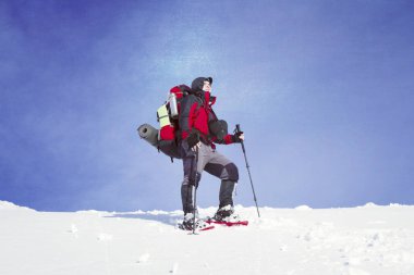 Dağlarda kış yürüyüşü.