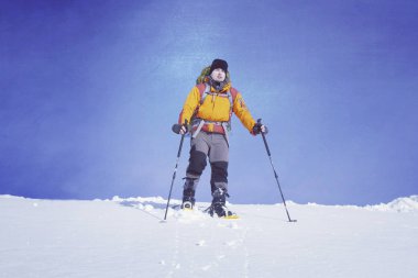 Dağlarda kış yürüyüşü.