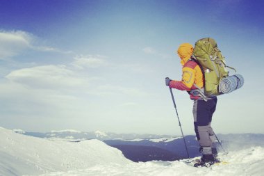 Dağlarda kış yürüyüşü.