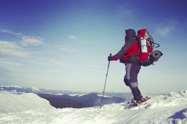 Dağlarda kış yürüyüşü.