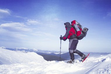 Dağlarda kış yürüyüşü.