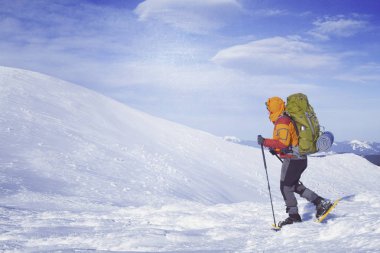 Dağlarda kış yürüyüşü.