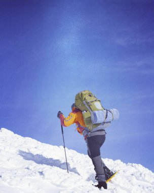 Dağlarda kış yürüyüşü.