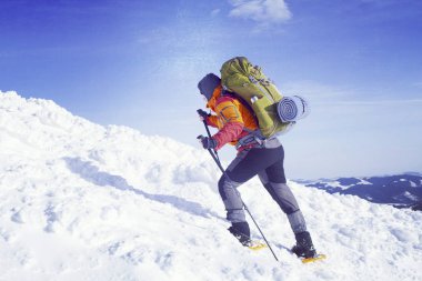 Dağlarda kış yürüyüşü.