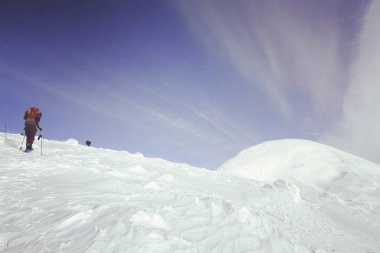 Dağlarda kış yürüyüşü.