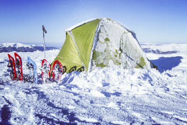 Dağlarda kış yürüyüşü.