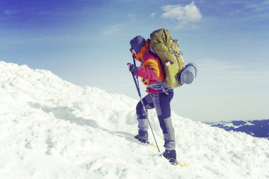 Dağlarda kış yürüyüşü.