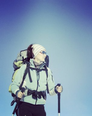 Dağlarda kış yürüyüşü.