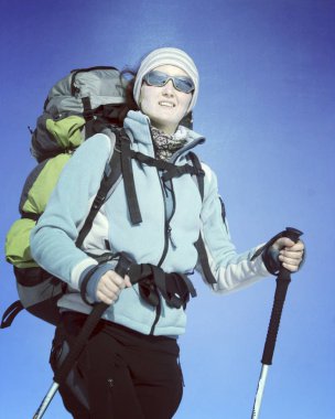 Dağlarda kış yürüyüşü.