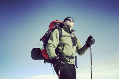 Dağlarda kış yürüyüşü.