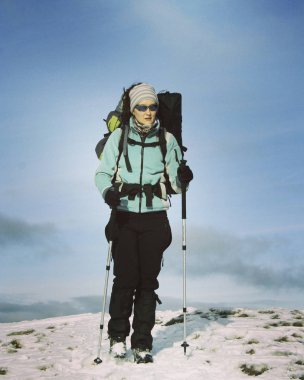 Dağlarda kış yürüyüşü.