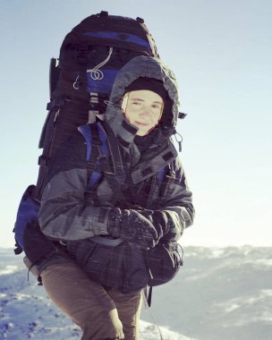 Dağlarda kış yürüyüşü.