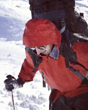 Dağlarda kış yürüyüşü.