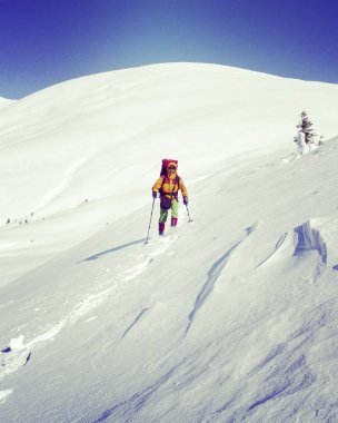 Dağlarda kış yürüyüşü.