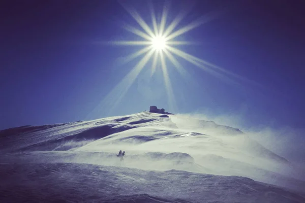 Escursioni invernali in montagna. — Foto Stock