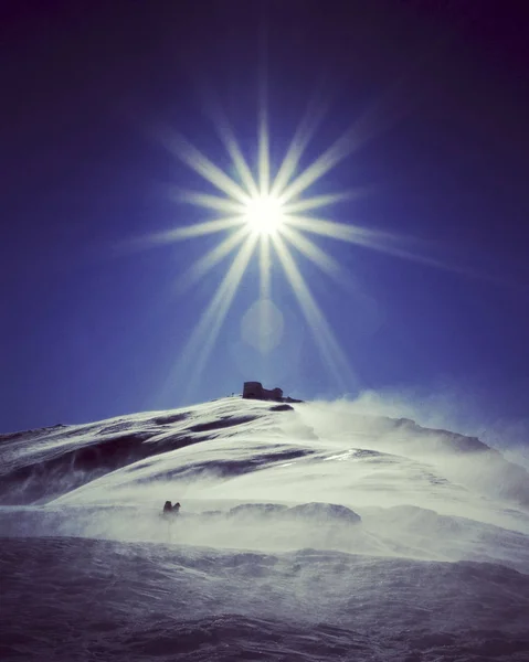 Senderismo de invierno en las montañas. — Foto de Stock