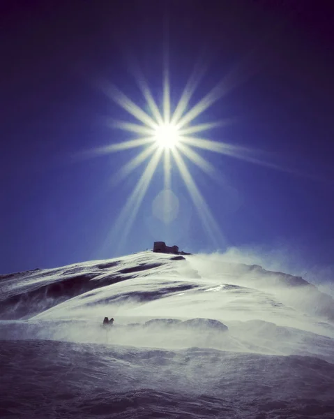 Escursioni invernali in montagna. — Foto Stock