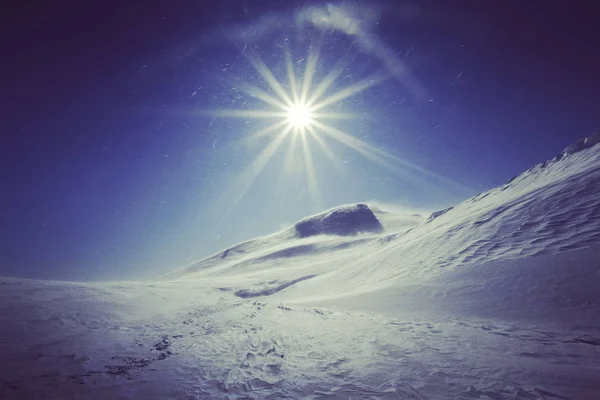 산에서의 겨울 하이킹. — 스톡 사진