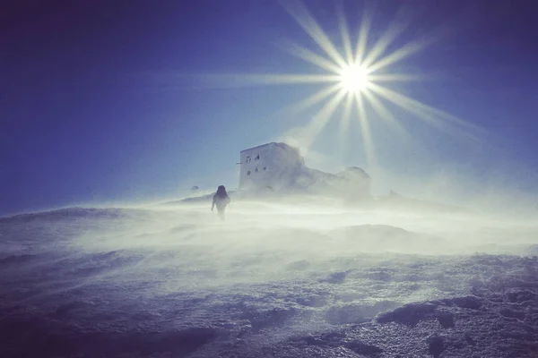 Caminhadas de inverno nas montanhas. — Fotografia de Stock