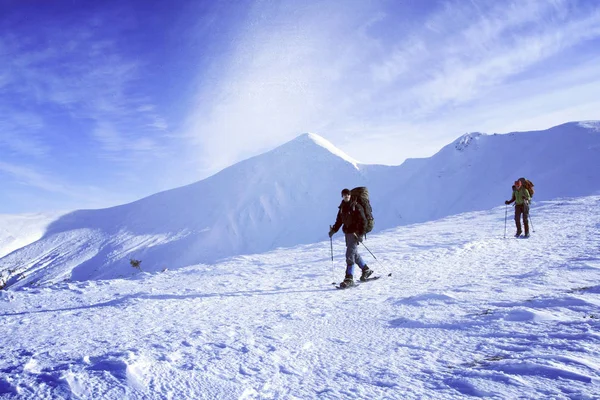 Senderismo de invierno en las montañas. — Foto de Stock