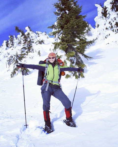 Escursioni invernali in montagna. — Foto Stock