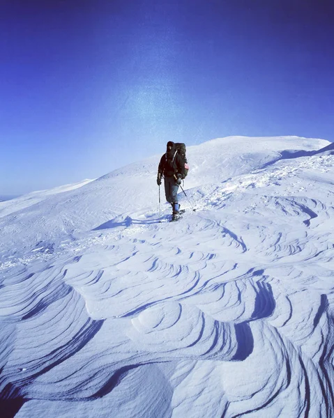 Senderismo de invierno en las montañas. — Foto de Stock